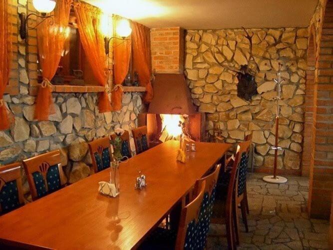 Powidz Lakeside Hotel & Restaurant 外观 照片