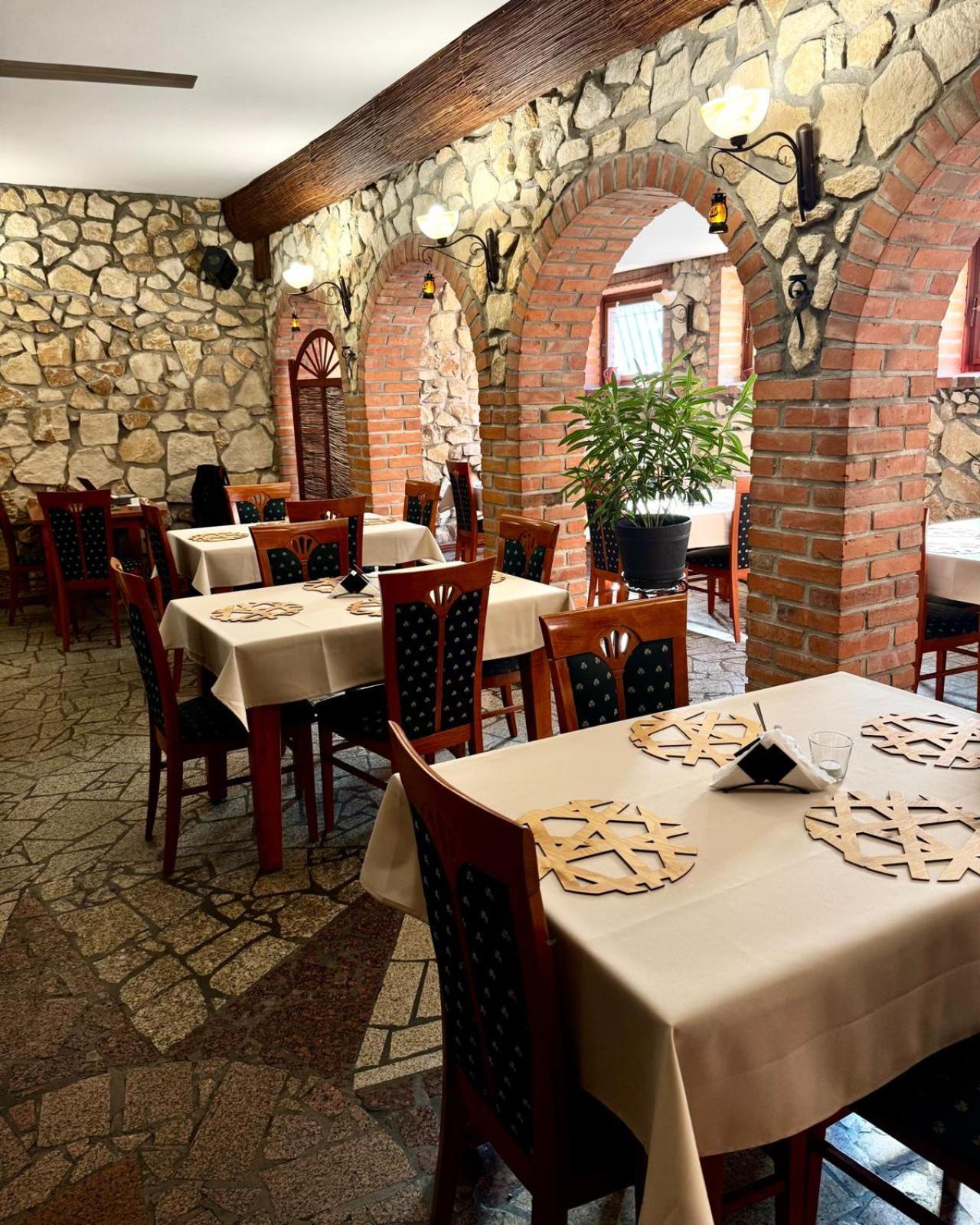 Powidz Lakeside Hotel & Restaurant 外观 照片